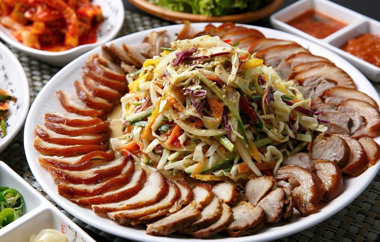 Chân giò hầm Joko bày cùng kim chi, rau ssam và cơm