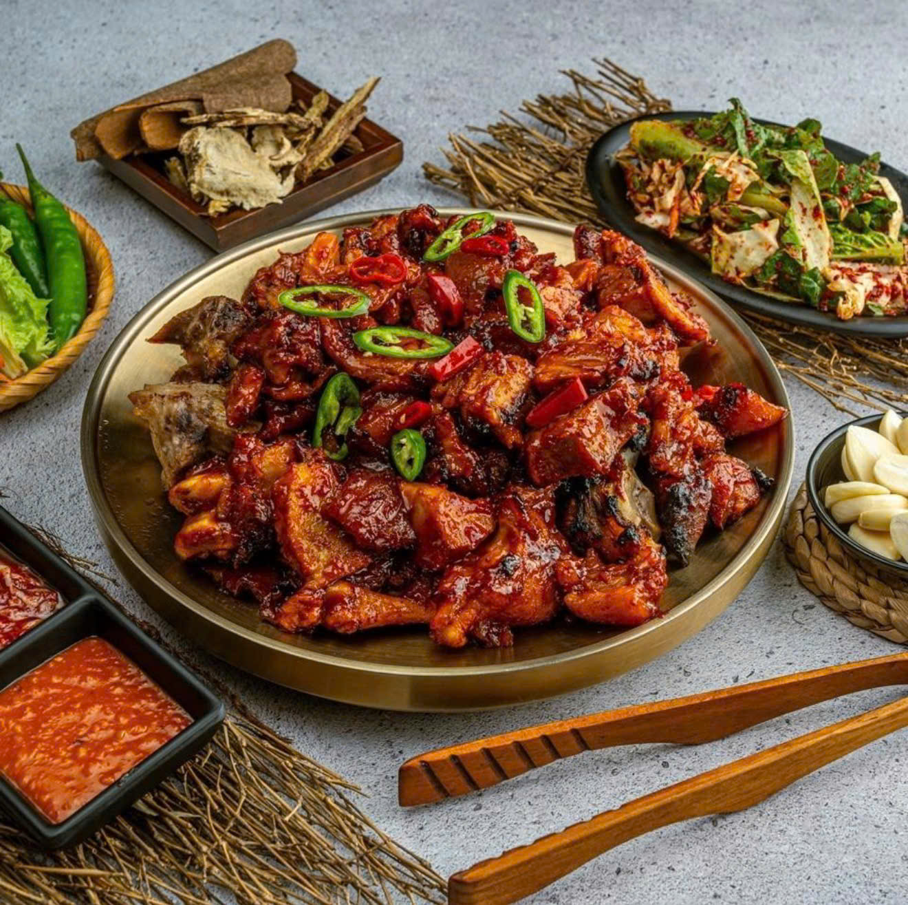 Chân giò hầm Joko bày cùng kim chi, rau ssam và cơm